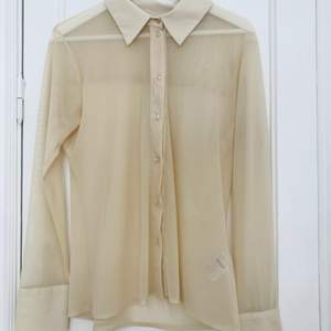 Supersnygg beige skjorta i mesh från weekday, storlek M. Fint skick :) köparen betalar frakt eller så kan den hämtas upp i hägersten.