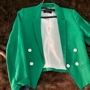 Mango kavaj  - En väldigt fin grön färg kavaj, passar bra 