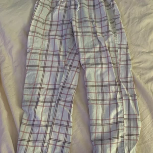 Pyjamas byxor  - Säljer dessa pyjamas byxor från Åhléns, storlek 134/140, använda när jag var yngre och säljer för att dem är för korta i benen🥲❤️ gratis frakt !