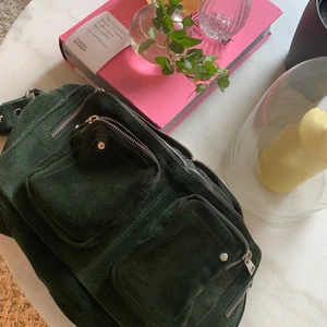 Nunoo väska - En grön mocka väska från Nunoo, köpt på Nelly.com (Alimakka New Suede) den stora storleken. Väskan är i fint skick med små skavanker. För fler bilder är det bara att skriva🥰 Köpt för 1599kr