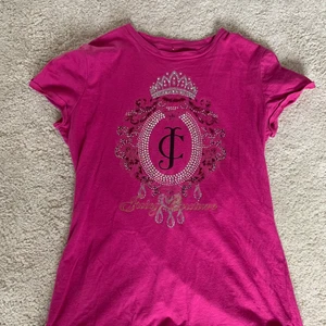  Juicy couture  - En rosa juicy couture tröja , med paljetter stolek M   Kommer inte till användning konferens så säljer den . Skriv flr  mer bilder eller frågor 💗