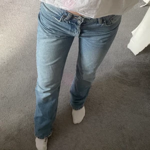 Mid waist jeans - Supersnygga ljusblå jeans med mid waist midja i stl 36. Jag är 169 och de är långa på mig. Köpta på plick men har för många jeans så måste rensa lite. Det är en liten reva bredvid vänster ficka (kolla sista bilden) annars inga fel! 💛💛💛💛