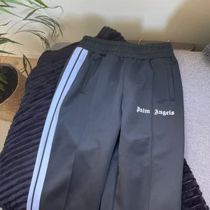 Palm Angels - Säljer dessa snygga Palm Angels byxorna! Aldrig använda endast testade! I storlek 36! 