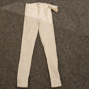 Vita jeans - HELT NYA OANVÄNDA Molly vita jeans från Gina Tricot  i stl xs.  Strech ankellång ny pris 299