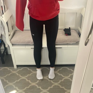 Nike Pro Träninhsbyxor - Ett par jätte sköna träningsthights från Nike. Säljer pga att jag har för många teäningsthights. . Storlek S