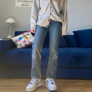Jeans - Jeans från Weekday i modellen Rowe. Använda och lite urtvättad färg, men i gott skick.