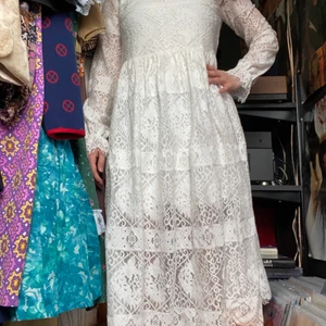 Spets kläning  - Vit lång spets klänning. I fint skick och bara använd några gånger. Passar small eller xs beronde på vilken passform man vill ha.  Katt i hemmet. Kan mötas upp i Uddevalla om ej så står köparen för frakten. 