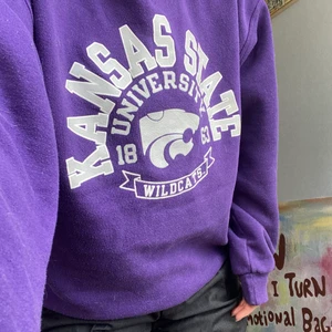 Russel Atheltic Sweater - Lila Sweater köpt på vintagebutik i Göteborg! Bra skick förutom att den är lite nopprig.