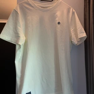 Morris t-shirt  - Vit t-shirt från morris. Aldrig använd. Nypris ca 500kr, hör av er vid frågor