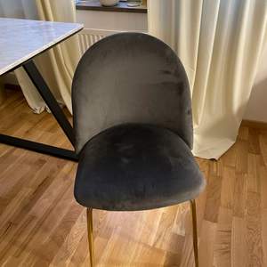 Sammetsstolar i grå/ med mässing ben säljes för 2300kr för 4 st (ny pris: 1395 kr st)  Eleganta matstolar med enkla, vackra detaljer.  Stolen är klädd i sammetstyg och benen är av mässingsfärgad metall. Sitthöjden är 48 cm.