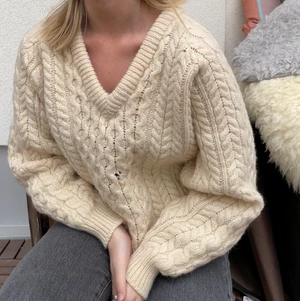 Stickad tröja  - Så fin stickad tröja som jag haft i åratal! Så bra kvalite! Den har ett litet hål på framsidan som man kan se på sista bilden. Går lätt att sy ihop eller laga. Jag är 155cm och brukar bära XS!