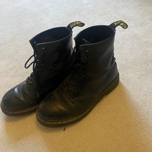 Dr Martens kängor  - Ett par dr martens kängor i bra skick! 