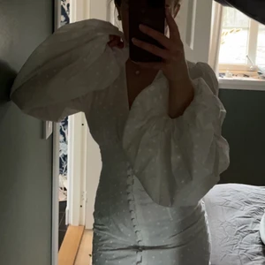 Adoore klänning oanvänd. - Köpt förra året och är oanvänd, skulle använt på student men blev aldrig av. Hör av er vid frågor eller om ni undrar något 🤩❤️