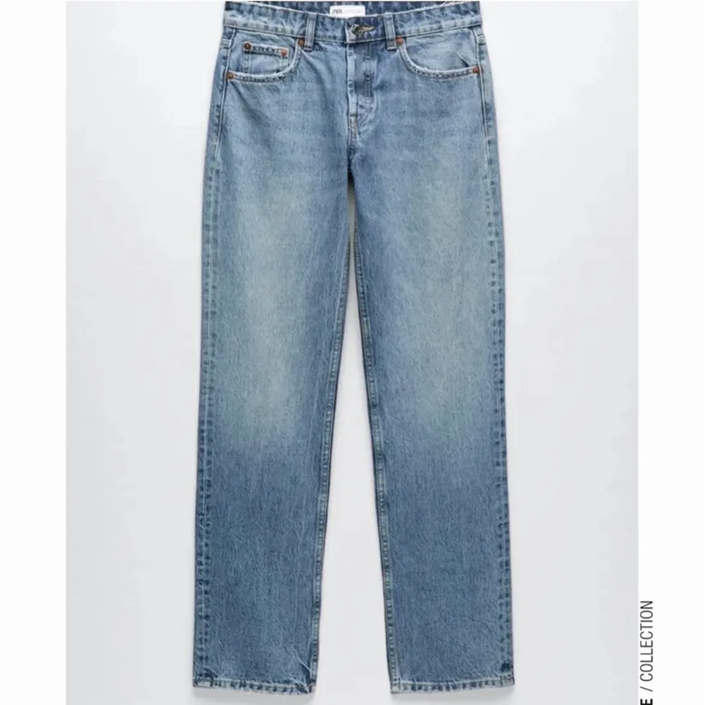 Säljer dessa jeans ifrån zara då dom tyävrr är på gränsen till för korta och jag är 168🤍 modellen är mid Rise straight💗💗Det finns inga defekter på jeansen💗Skriv till mig om ni har frågor eller vill ha bilder💕. Jeans & Byxor.