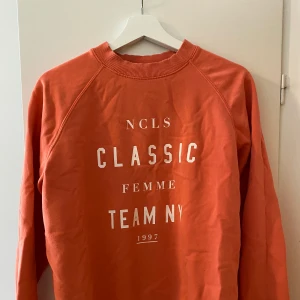 Orange tröja från GinaTricot  - En orange tröja från GinaTricot som inte kommit till användning. 