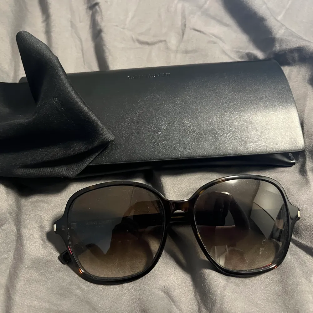 YSL as new in perfect conditions. They come with original case. I bought another pair which I like more. New price 360€. I sell for 1800kr. . Accessoarer.