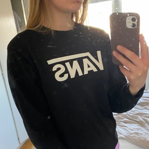 Svart långärmad vans tröja - En självklart äkta vans tröja i färgen svart🖤 skitcool men tyvärr inte min stil längre. Jag köpte den för 400kr på stadium för några år sedan. Väldigt varsamt använd därav väldigt fint skick. Pris går att diskutera☺️ storleken är junior L eller 12-14 år vilket jag skulle säga motsvarar en xs. 
