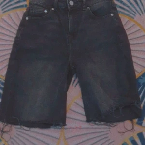 H%M shorts svart - Svart shorts för barn över 9 år från Här i Malmö så om ni vill mötas för den så skriv privat 