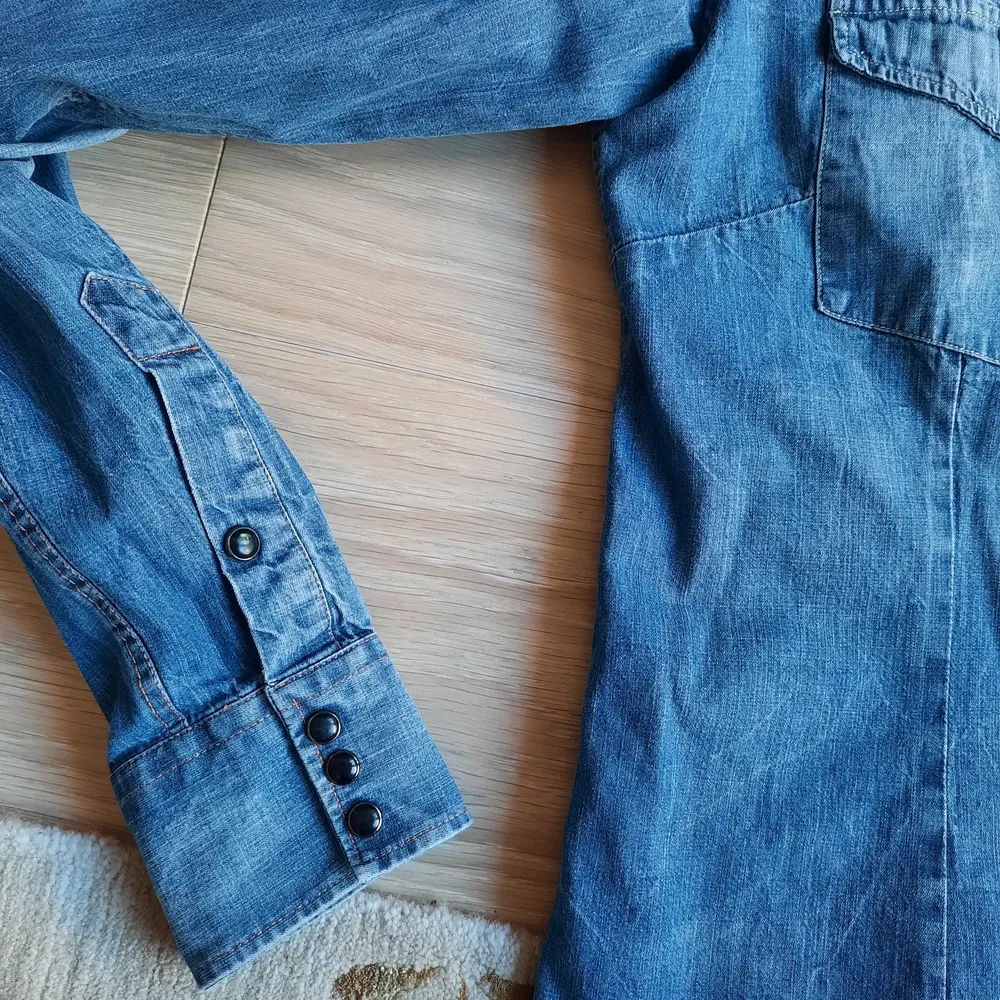 Body-fitted blue jeans shirt in new condition. Size M.. Skjortor.