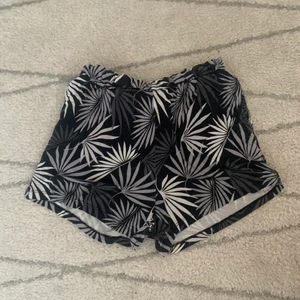 Luftiga och stretchiga tygshorts - Shorts från mywear. Högmidjade och endast testade. Jätteskönt material.