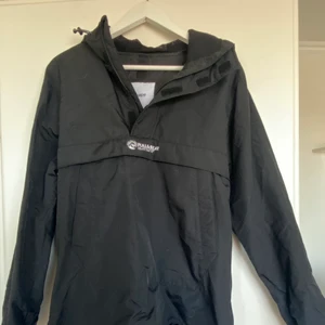 Track jacket pull&bear - Svart tracker jacket med halv dragkedja. 