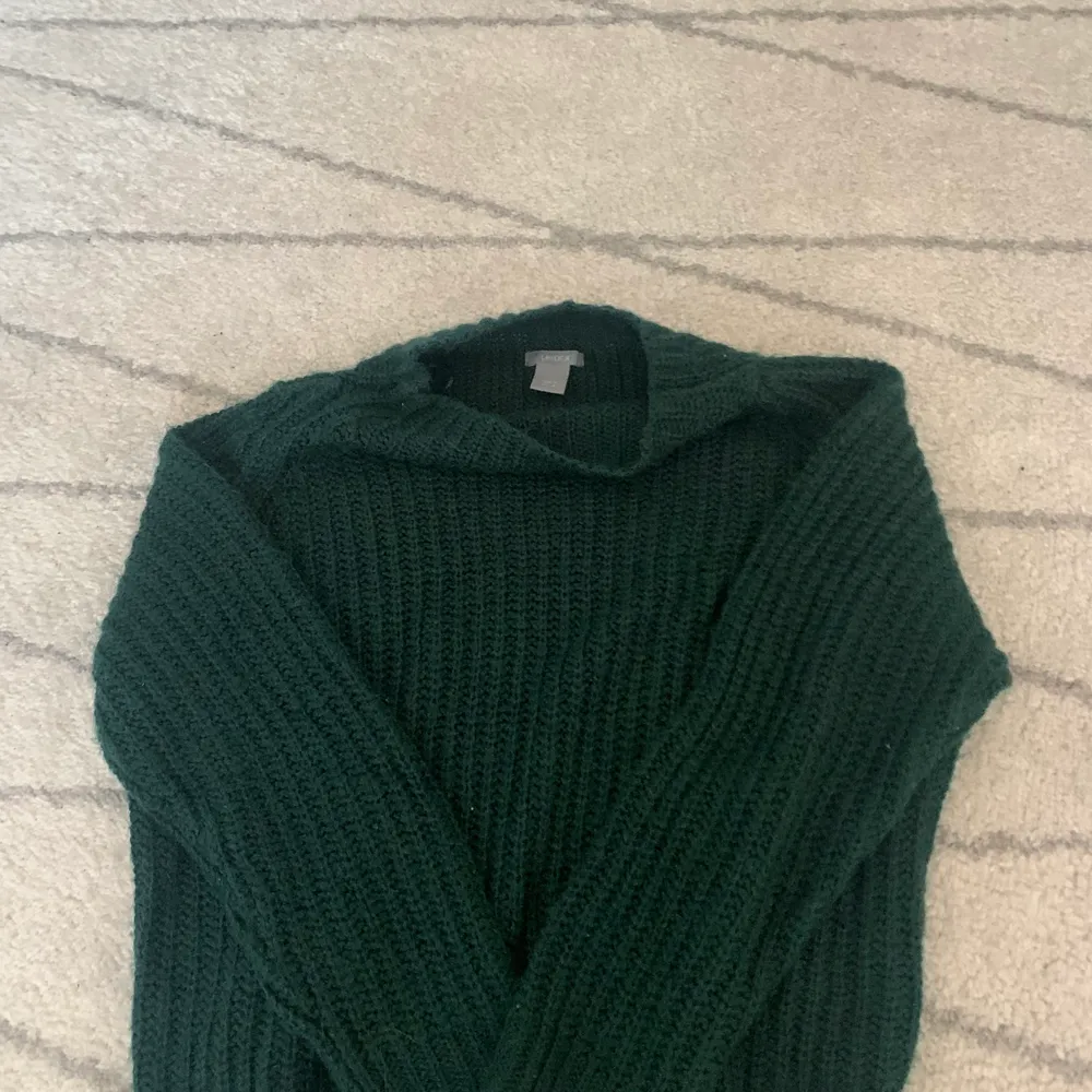 Mossgrön stickad tröja från Lindex. Jättemjuk och bekväm, inte stickig. Storlek M men passar XS-L. Enbart testad. Stickat.