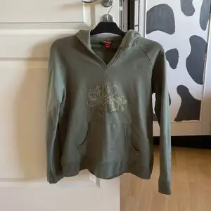 Grön vintage hm hoodie köpt second hand, storlek L 90kr+frakt