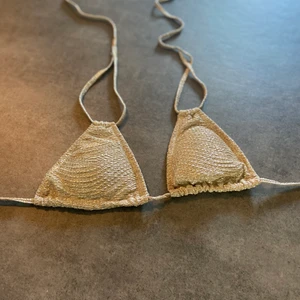 Bikini topp  - Säljer denna bikinitopp som är guld glittrig, den passar för mig som har S men passar för en XS också!!💞💞