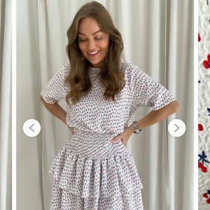 BY IC klänning - En helt oanvänd klänning från BY IC med körsbärsmönster! Säljes för att den var för stor för mig som är en 32-34. Den är helt slutsåld på hemsidan och ordinariepris är 850kr. Passar perfekt att ha i sommar eller på skolavslutningen!