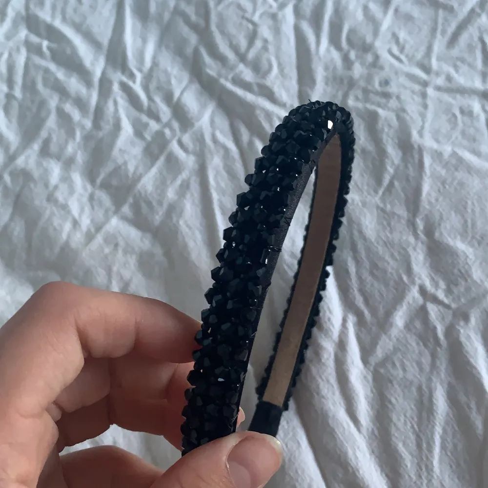 Säljer nu detta hårband för att de inte kommer till användning tyvärr det har inga skador och saknar inga diamanter det har it heller några fläckar ❤️❤️. Övrigt.