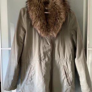 Jacka  - Jätte bra skick, jätte lite använd, lätt fodrad, löstagbar konstpälskrage