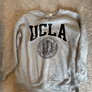 ❗️Ucla sweatshirt från H&M❗️ - 💕Säljer denna fina sweatshirten från H&M då jag inte använder den längre. Sweatshirten är i storlek M, och den passar fint till allt!💕