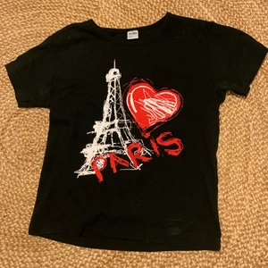 Svart Paris t-shirt  - Mjuk svart Croppad T-shirt i ny skick!