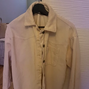 Zara jacka - Säljer nu min vårjacka från ZARA, använd 1-3 gånger och är i nyskick.