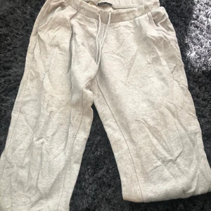 Gråa mjukisbyxor  - Gråa mjukisbyxor bra i längden om man inte är jätte långt dom är lite korta på mig men jag är 178 cm lång och storleken är L men det stämmer inte passar nog M