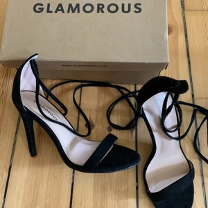 Sandaletter  - HELT NYA Sandaletter i storlek 38. Svarta, fejk mocka, med snörning runt benet. Klack 10,5cm 