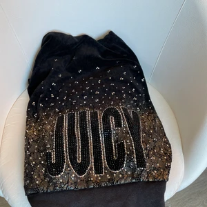 Juicy couture luvtröja - Alla stenar kvar. Älskar den men jag har växt ur den, väldigt sparsamt använd. Säljer även byxor i samma färg, paketpris är möjligt! :)