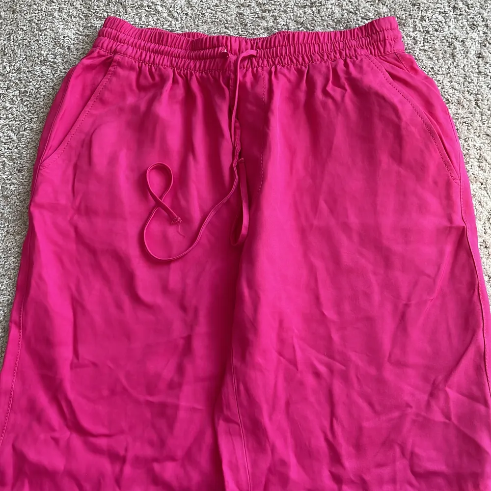 Säljer dessa rosa byxor  från Zara då jag inte använder de längre. Byxorna är i storlek M. De är en aning korta i benen så om man vill ha de långa i benen, skulle jag rekommendera dessa byxor till personer som är 172 och under. . Jeans & Byxor.