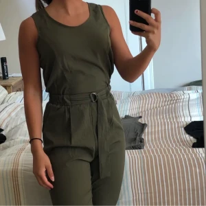 Jumpsuit  - Militärgrön jumpsuit, XS/S 🌸 50kr, snabb affär reducerar priset !!!