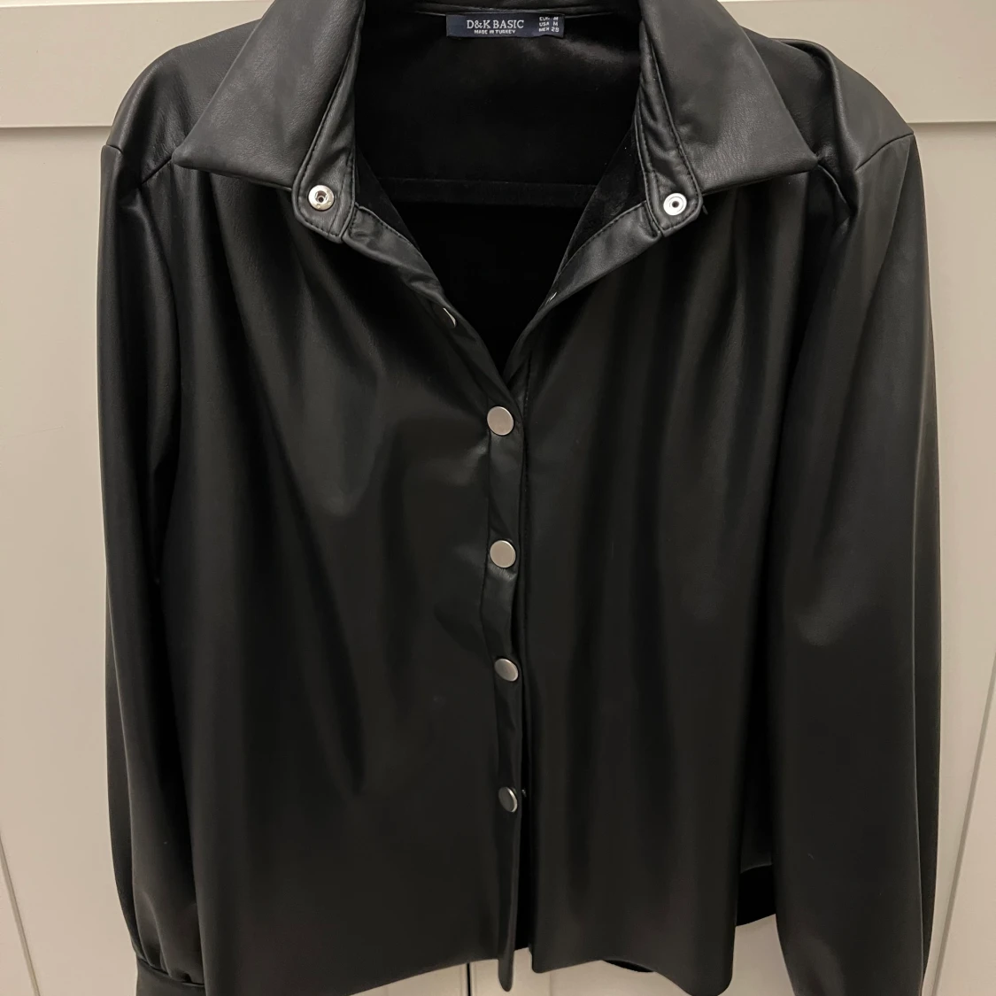 Svart skinnskjorta  - 90