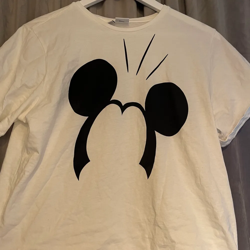 Säljer en tröja från Disney som jag fått i present som inte alls är min stil tyvärr. Hoppas någon annan kan få användning för denna då den är väldigt söt. Aldrig använd!💞. T-shirts.