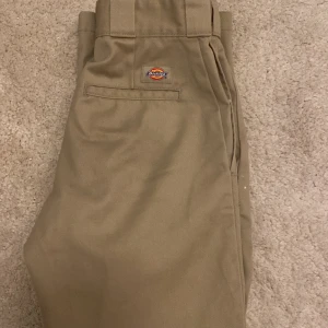 dickies chinos  - ett par dickies chinos i bra skick storleken är W26/L30 