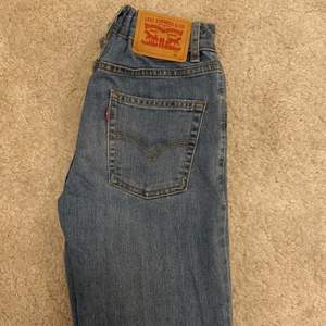 ett par levis jeans, passar nog folk runt 1,55-1,60 fint skick 