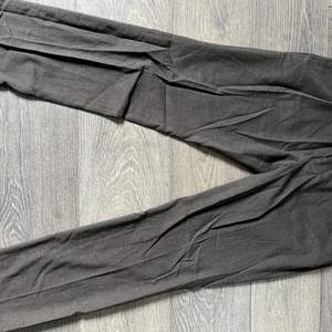 Tunna svarta kostymbyxor från lager 157, fint skick i storlek medium!