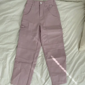 Rosa skinnsnickarbyxor från Asos - Väldigt coola ljusrosa skinnsnickar byxor. Är lite missfärgade på baksida ficka men syns knappt