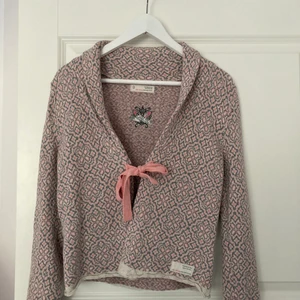 Mönstrad kofta från Odd Molly  - Jättefin mönstrad kofta från Odd Molly. Endast använd 1 gång annars så är den som ny. Den är i storlek 0 vilket motsvarar XS. Man kan knyta en rosett om man vill med bandet eller bara ha den öppen.💞