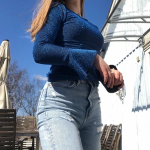 Glittrig blå tröja - Super söt glitterig blå tröja med utsvängda ärmar. Super fin till någon fest och super glittrig💙 med mjuk insida sticker den inte. I storlek S och säljer den för 75kr + frakt skriv in du är intresserad💕