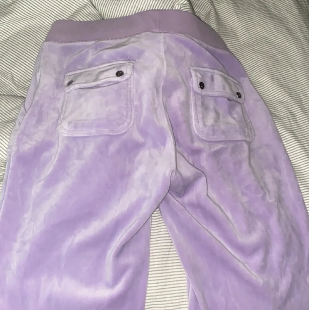 Säljer mina lila juicy byxor i storlek S, använda fåtal gånger så de är i jättebra skick. Köpta för 1000kr säljer för 700kr, kontakta mig för fler bilder.. Jeans & Byxor.
