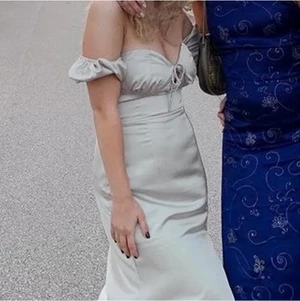 balklänning - balklänning från asos 2020, använd 1 gång. figursydd o passa mig som är 150. milkmaid modell<3 så söt, förtjänar nytt hem tycker jag🥺🥺🤌