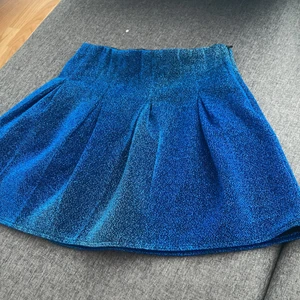 Minikjol  - Blå glitter Minikjol - Väldigt söt ☺️, dragkedja är i sidan svart läder.